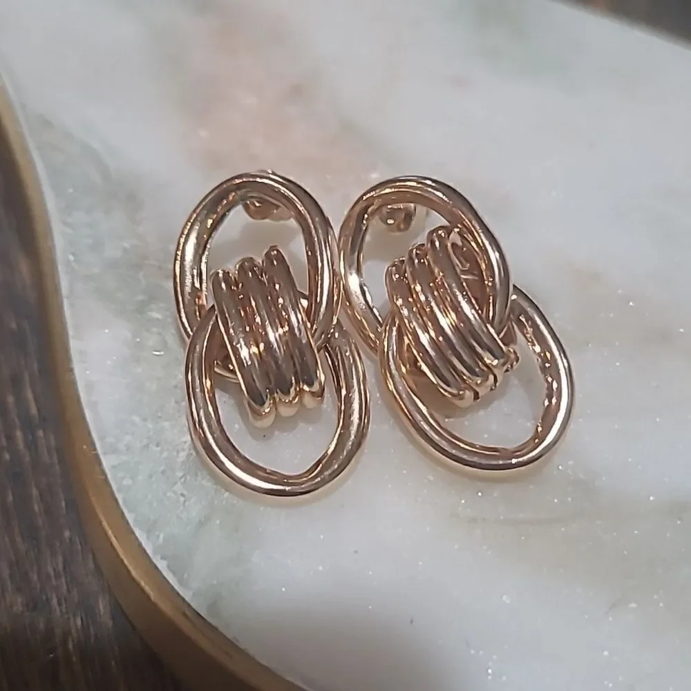 ♡♡♡ Oversized  Chain Link Statement Earring in Gold Tone